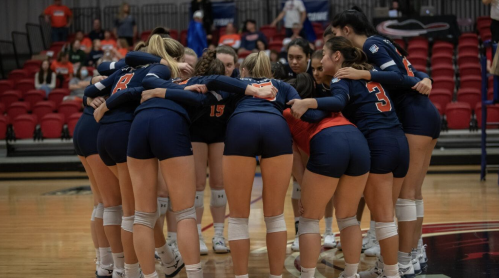 Bullets Volleyball huddled together at the NCAA Tournament. (Photo Courtesy of Gettysburg College Athletics)